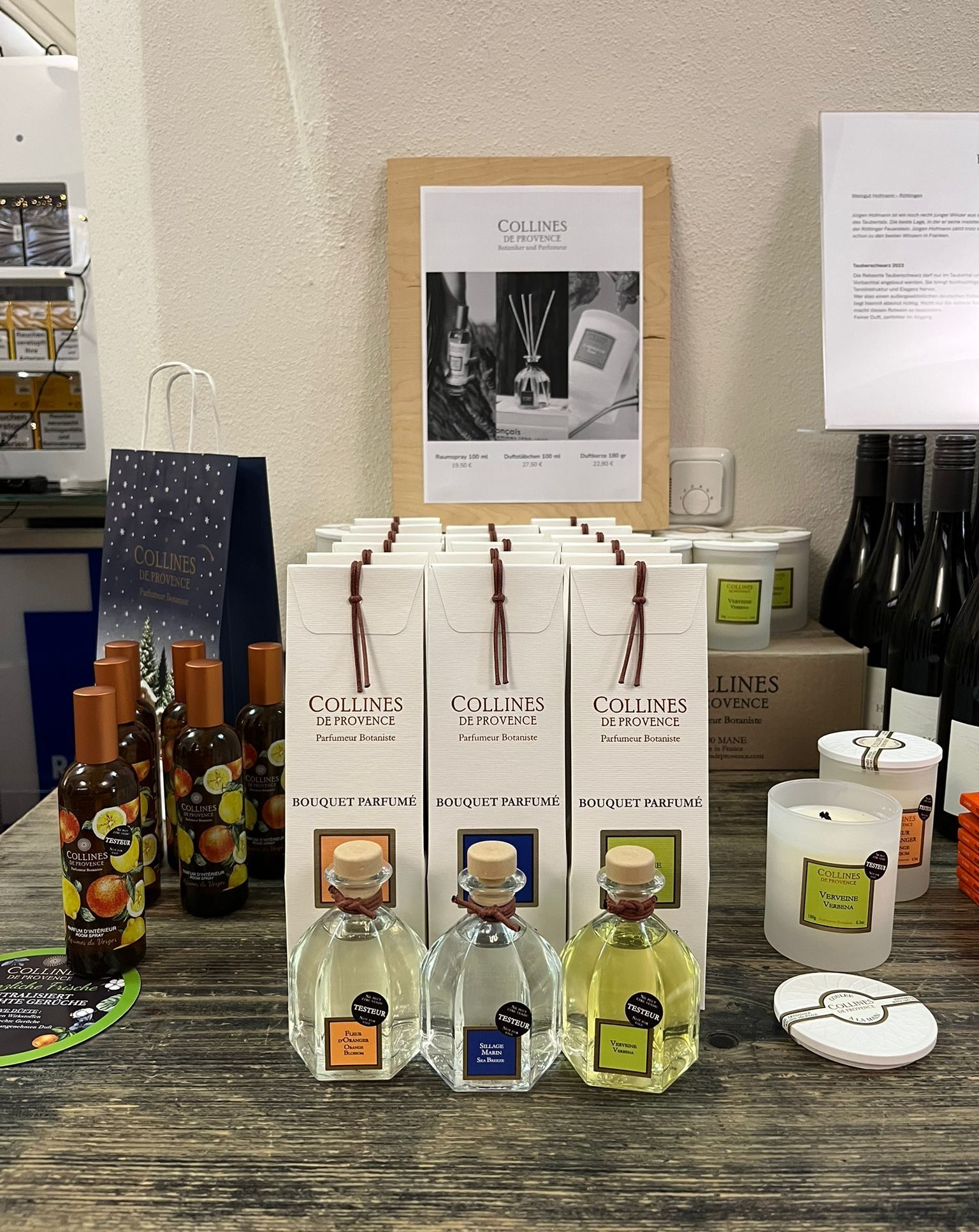 Collines de Provence: Raumspray 100 ml € 19.50 - Duftstäbchen 100 ml € 27.50 - Duftkerze 180 gr € 22.90